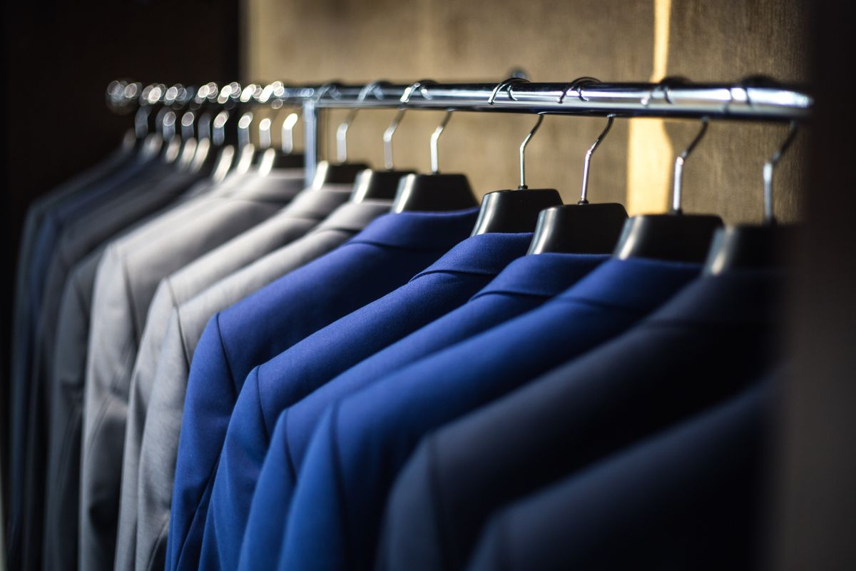 整然と並ぶ衣服、セレクトショップの空間