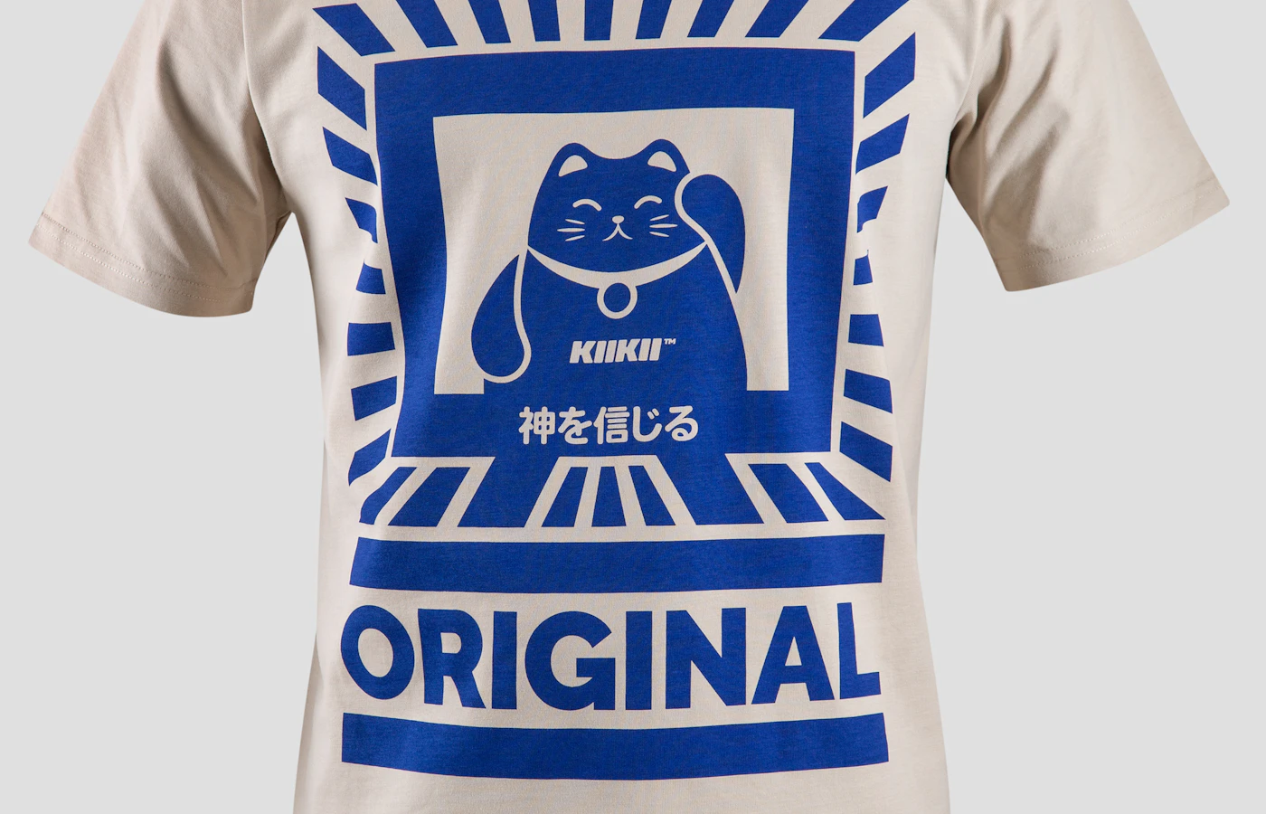 ニットを重ねた季節のレイヤードスタイル